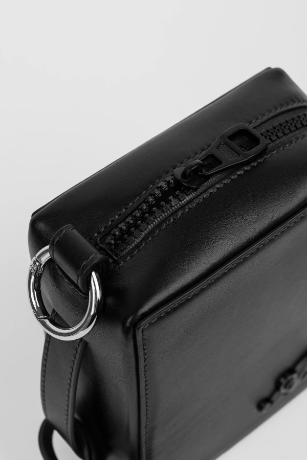 Cubic Leather Pouch Black Axel Arigato