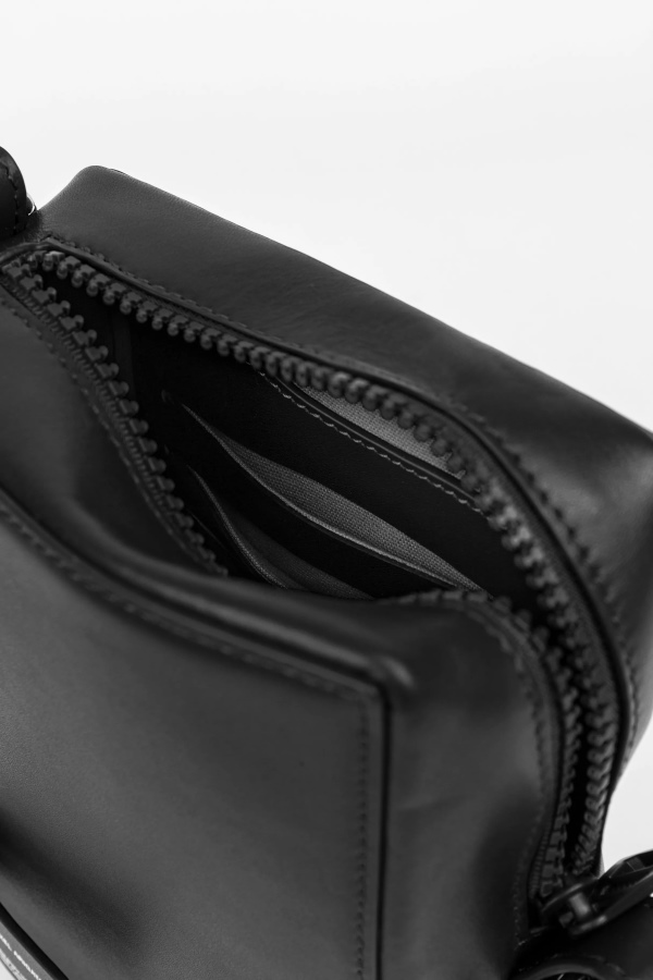 Cubic Leather Pouch Black Axel Arigato